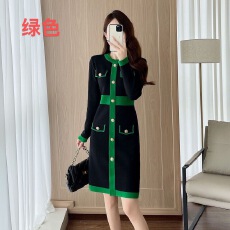 批发直接拿货 秋冬新款小香风针织连衣裙单排扣撞色毛衣裙