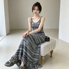 批发东大门秋季新款时尚混色条纹针织吊带<b class='q'>连衣裙</b>女法式流苏包臀长裙子