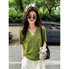 批发实拍~绿色V领蕾丝拼接珍珠扣上衣女夏季不规则下摆宽松针织短袖