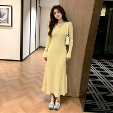 批发孕妇装黄色长袖针织连衣裙<b class='q'>秋</b>冬款气质温柔法式长款内搭哺乳毛衣裙