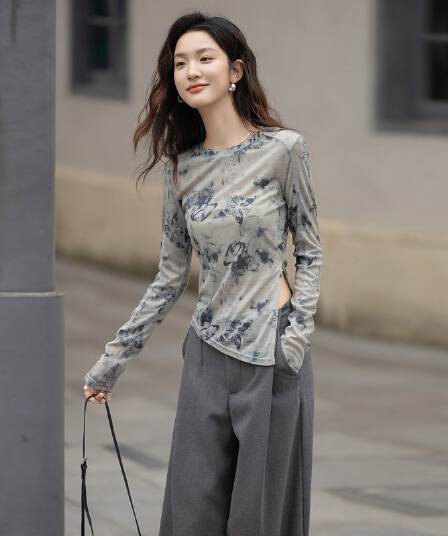 패션 라운드 넥 긴팔 티셔츠 2026 봄 가을 새로운 여성 블루 작은 대중 홀치기 염색 몸매 가꾸기 기본 셔츠