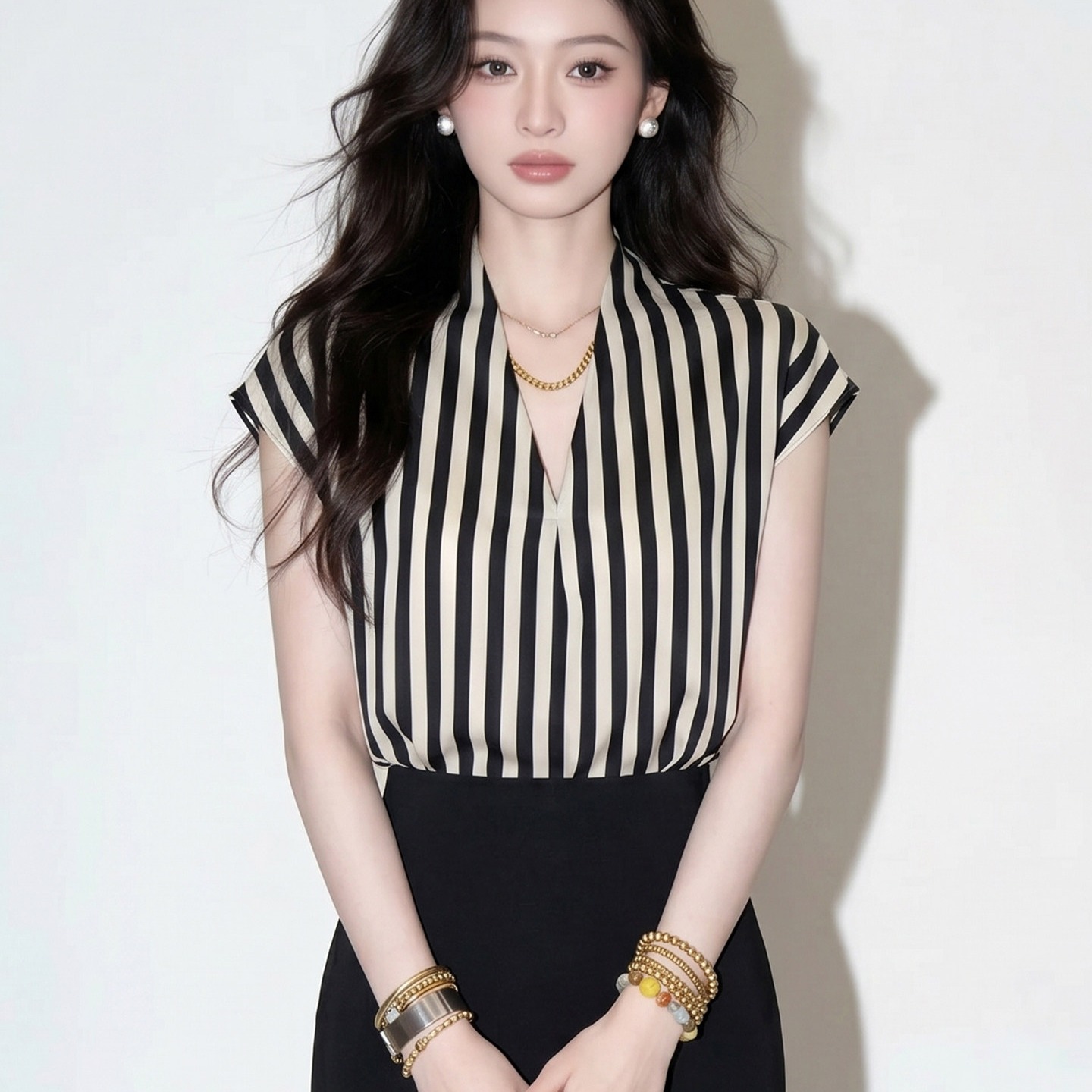 条纹v领小飞袖衬衫女夏新款法式又a又飒chic别致独特漂亮上衣   服裝批發女裝批發服飾貨源
