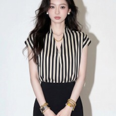 批发条纹v领小飞袖衬衫女夏2026<b class='q'>新款</b>法式又a又飒chic别致独特漂亮上衣