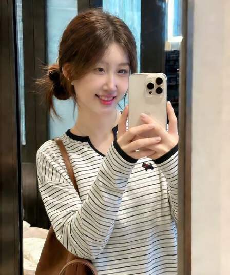 흑백 줄무늬 V넥 강아지 자수 긴팔 티셔츠 여성 2026 새로운 봄 한 부서 아름다운 디자인 센스 맨위