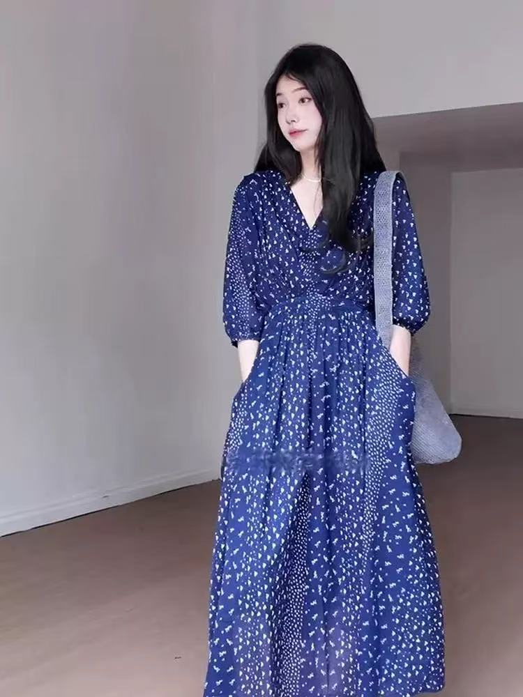 파란색 꽃무늬 V넥 여성 드레스 여름 2026 새로운 한 부서 느긋한 바람 루즈핏 연령 감소 슬림해 보이는 길다 치마