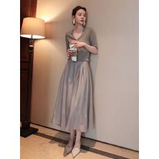 批发早<b class='q'>春</b>气场强大别致独特套装高端精致高级感小香风奶茶色醋酸连衣裙