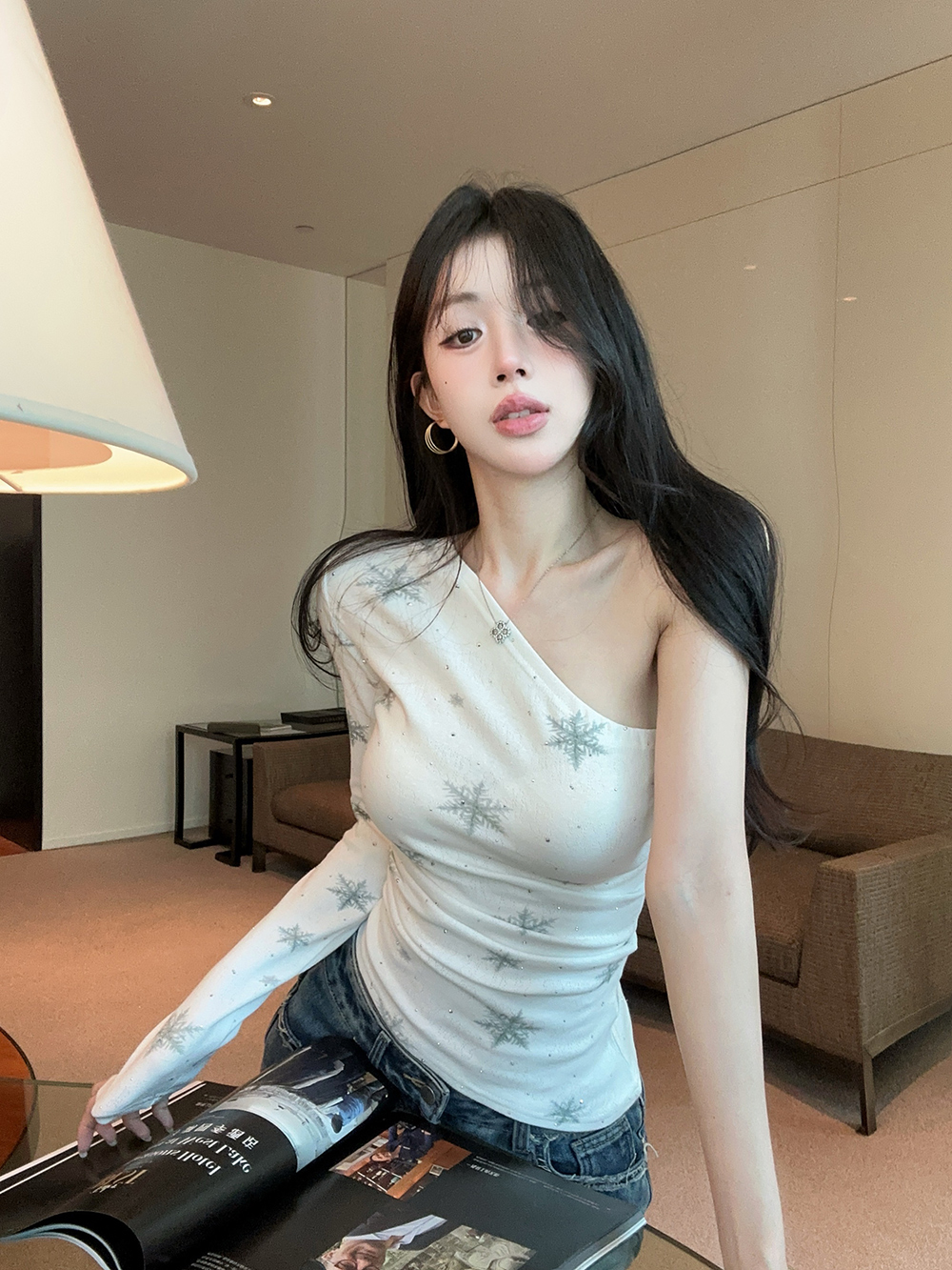 실사 정가 핫걸 바람 섹시함 품격 화이트 프린트 핫픽스 티셔츠 여성 봄 몸매 가꾸기 주름 비스듬한 어깨 의류