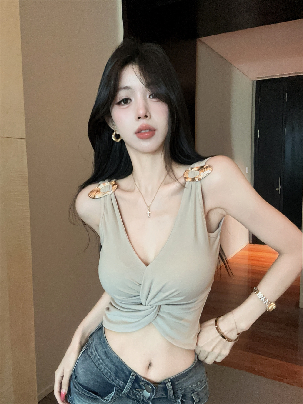 실사 정가 순수한 욕망 바람 비틀림 V넥 캐미솔 여름 외출용 핫걸 슬림해 보이는 민소매 맨위