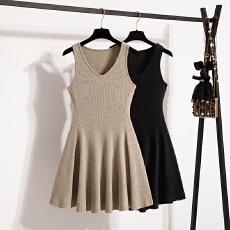 批发实拍大码女装2026夏装新款背心针织连衣裙修身显瘦法式V领连衣裙