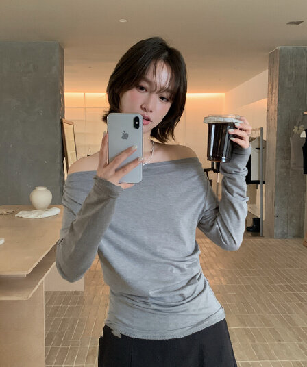 재고 있음 미니멀리즘 한 부서 품격 비스듬한 어깨 둘 착용 슬림해 보이는 긴팔 티셔츠