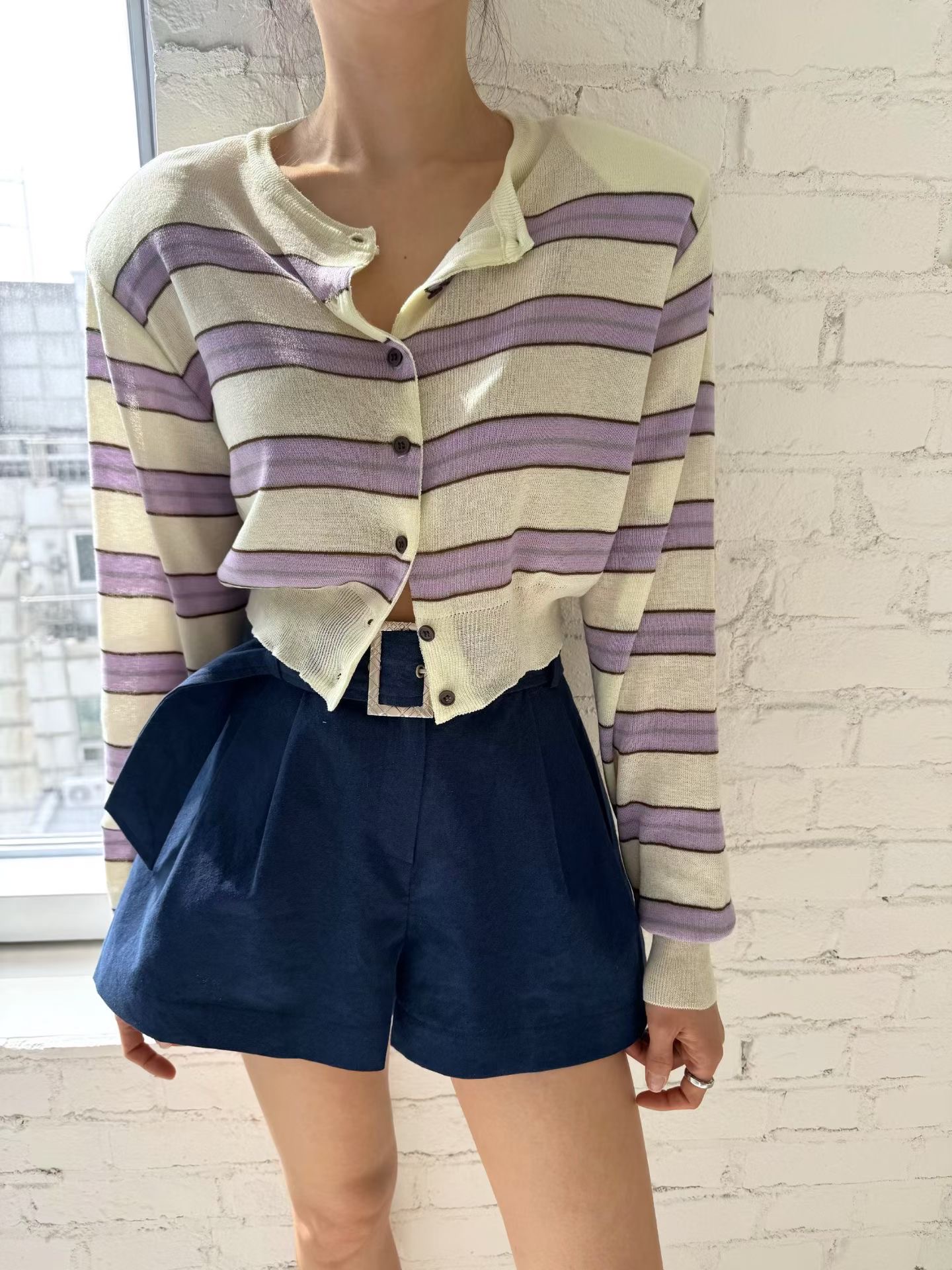 재고 있음 한국 ins 부드러운 바람 배색 스트라이프 라운드 넥 싱글 줄 버튼 얇은 스타일 긴팔 니트 스웨터 자외선 차단 맨위