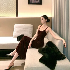 批发不下雨绝美红色丝绒吊带<b class='q'>连衣裙</b>女早秋拼接<b class='q'>露背</b>气质长裙礼服