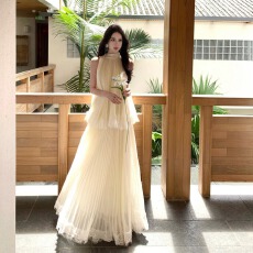批发海边度假风穿搭白色蕾丝挂脖<b class='q'>连衣裙</b>女夏季新款巨好看独特漂亮长裙