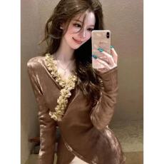 批发高端大气上档次设计感洋气上衣卡其色交叉V领花瓣丝绒衬衫女冬季