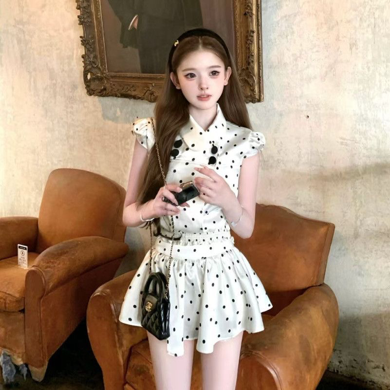 2026 여름 새로운 패션 도트 무늬 불규칙 칼라 셔츠 맨위 하이웨이스트 쇼트 스타일 반신 스커트 두 조각 여성 세트