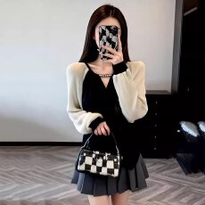 批发大码高级小众不撞衫上衣女2025新款爆款秋季收腰<b class='q'>显瘦</b>钉珠长袖<b class='q'>T</b><b class='q'>恤</b>