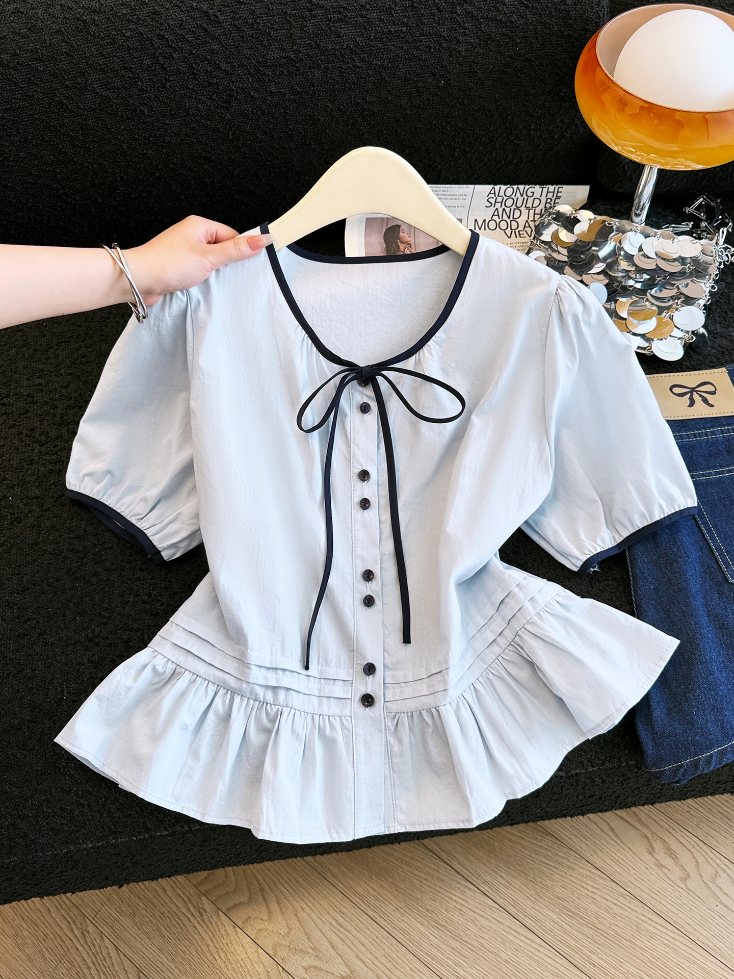 디자인 센스 레이스업 라운드 넥 프릴 반팔 셔츠 여름 새로운 패션 한 부서 품격 Chic 고유 한 맨위