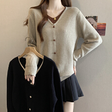 批发2026春<b class='q'>秋</b>V领假两件拼色长袖针织衫上衣大码女装微胖mm包扣毛衣