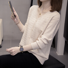 批发2026秋冬V领正肩勾花钉珠针织衫上衣大码<b class='q'>女装</b>微<b class='q'>胖</b>mm<b class='q'>宽松</b>内搭毛衣