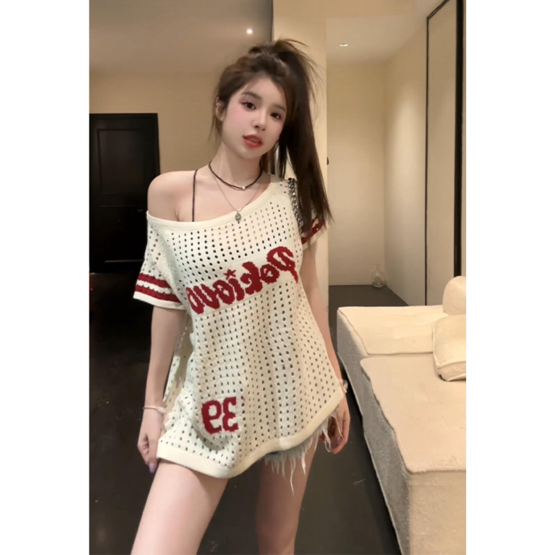 FA34770# 美式复古辣妹斜肩镂空冰丝短袖针织衫女夏季宽松露肩罩衫运动上衣 服裝批發女裝批發服飾貨源