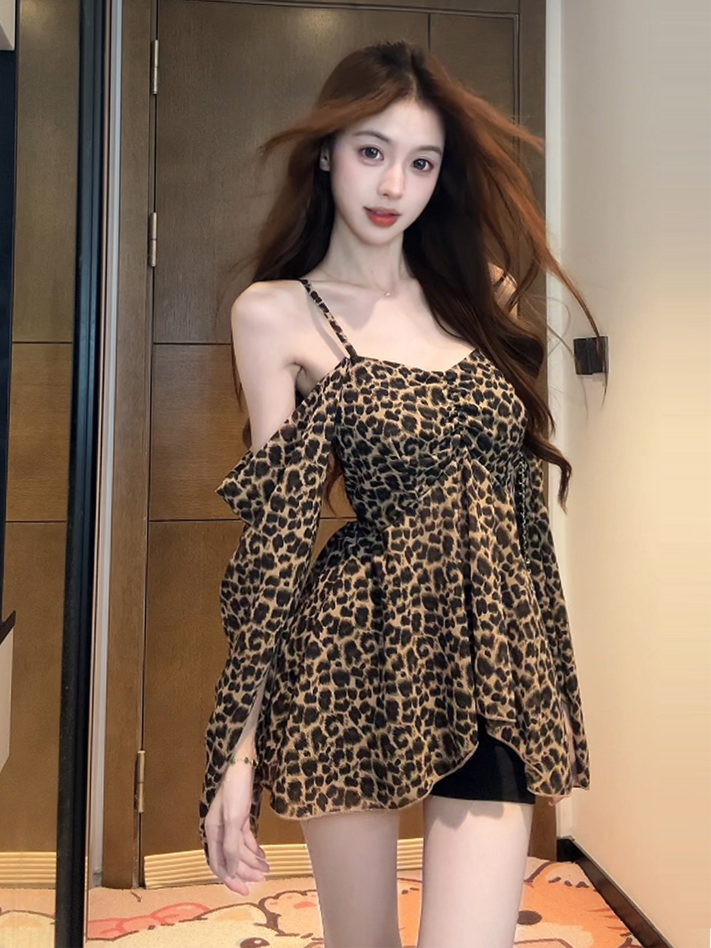 FA35921# 早秋新款豹纹吊带衬衫女设计感小众气质修身显瘦抹胸长袖上衣 服裝批發女裝批發服飾貨源