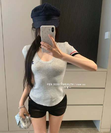 chic 자수 라운드 넥 몸매 가꾸기 배색 반팔 니트 스웨터 여름 2026 년 패션 유연성 털실 티셔츠 맨위