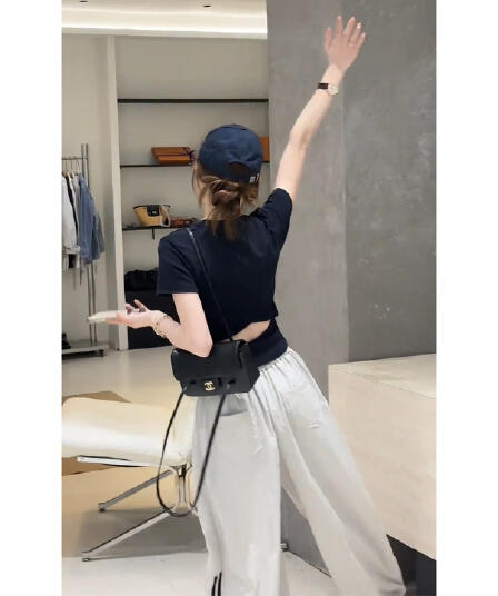 검정색 라운드 넥 긍정적 인 어깨 반팔 티셔츠 여성 2026 여름 새로운 몸매 가꾸기 슬림해 보이는 미니멀리즘 기초 섹션 다용도 맨위