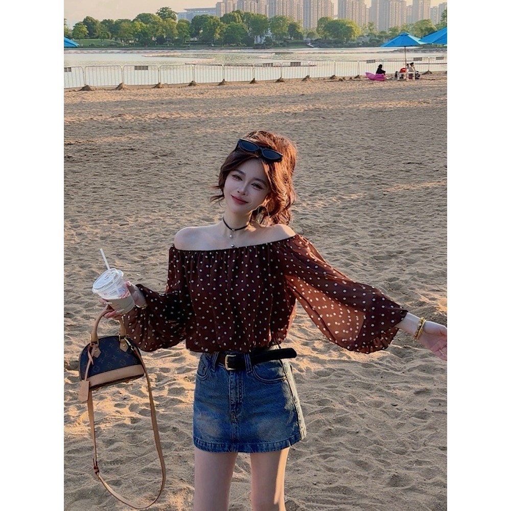 여름 새로운 패션 다용도 디자인 센스 프랑스식 오프숄더 쇼트 스타일 슬림해 보이는 도트 무늬 맨위 여성