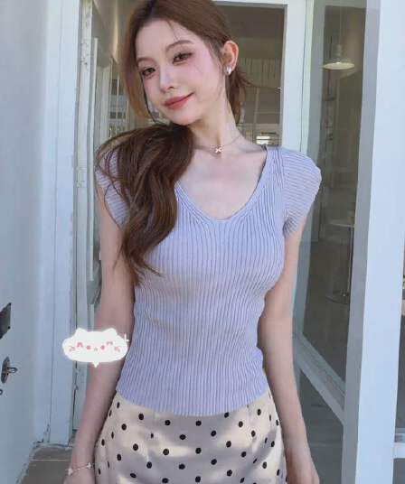 한 부서 고급 센스 V넥 보라색 니트 반팔 티셔츠 여성 여름 새로운 품격 몸매 가꾸기 디스플레이 얇고 작은 날다 소매 맨위