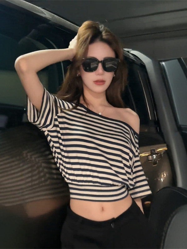 아메리칸 레트로 비스듬한 어깨 스트라이프 반팔 티셔츠 여성 여름 2026 새로운 한국 스타일 캐주얼 다용도 품격 짧은 맨위