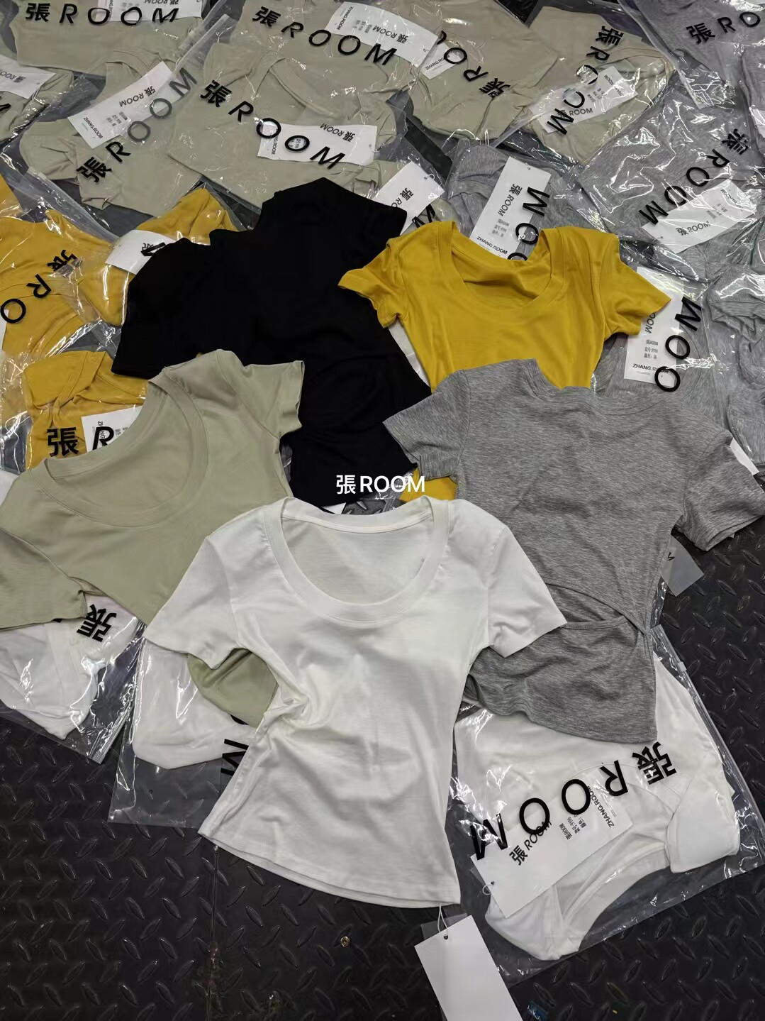 장 room 여름 2026 새로운 한국 스타일 u 칼라 반팔 홀로우 아웃 이슬 허리 티셔츠 몸매 가꾸기 슬림해 보이는 핫걸 어깨 패드 맨위