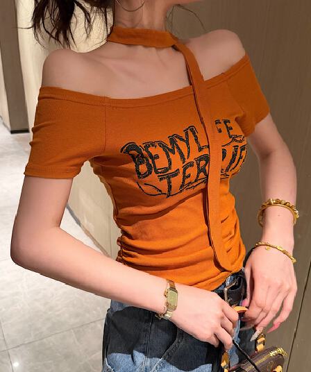 여름 새로운 패션 다용도 디자인 센스 한 부서 오프숄더 슬림해 보이는 알파벳 프린트 반팔 맨위 여성