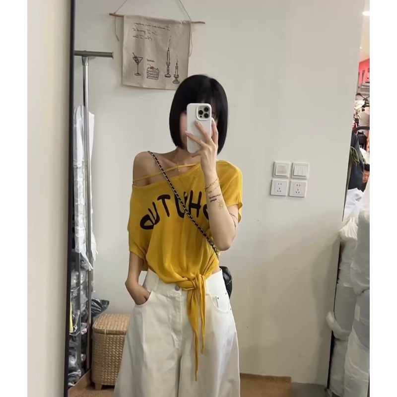 2026 새로운 알파벳 프린트 비스듬한 어깨 반팔 티셔츠 여성 루즈핏 고유 한 Chic 핫걸 오프숄더 니트 맨위 여성