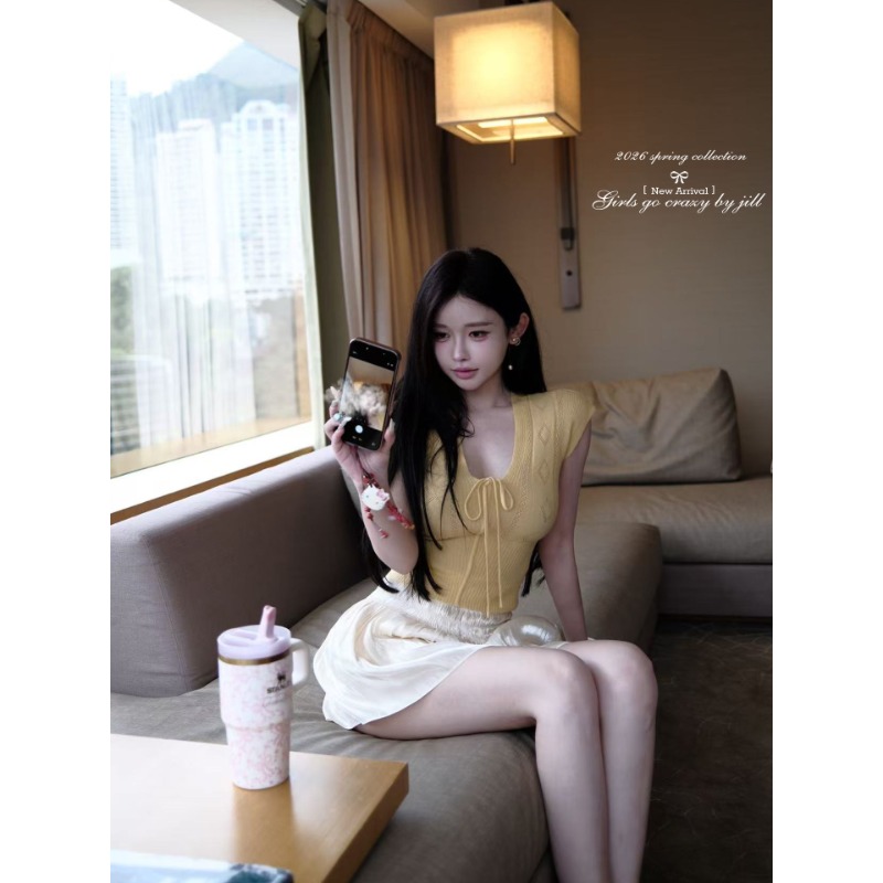 프랑스식 스트랩 V넥 Feifei 소매 니트 티셔츠 여성 여름 부드러운 바람 chic Chic 고유 한 아름다운 연령 감소 맨위