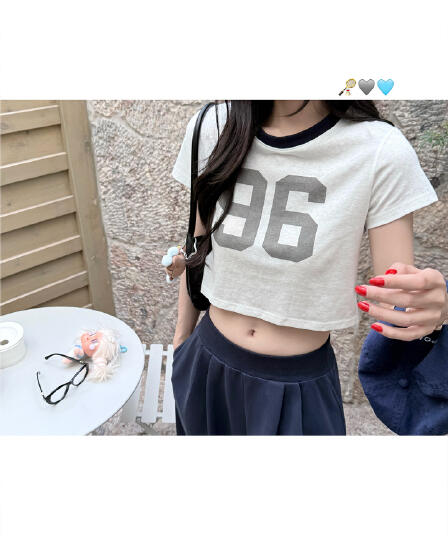 알파벳 반팔 티셔츠 여성 짧은 다용도 슬림해 보이는 디자인 센스 맨위 여름 동정