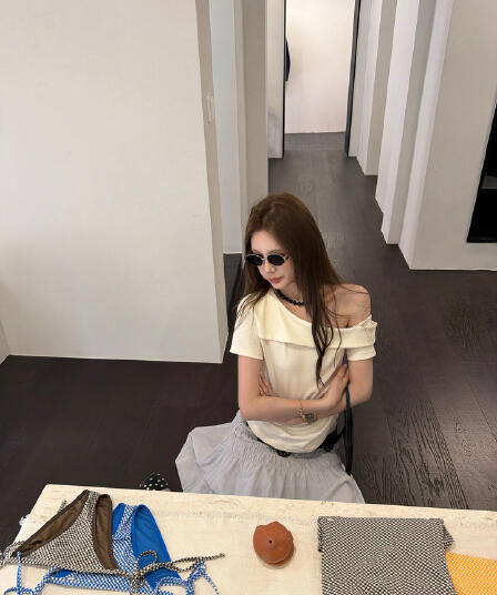여름 새로운 단색 3 차원 비스듬한 어깨 반팔 티셔츠 오프숄더 슬림해 보이는 맨위 여성