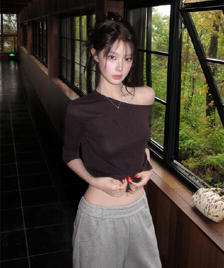 고유 한 Chic 비스듬한 어깨 보트넥 중간 소매 티셔츠 여름 여성 2026 새로운 루즈핏 슬림해 보이는 오프숄더 다용도 맨위
