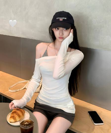 순수한 욕망 섹시함 핫걸 바람 비스듬한 어깨 긴팔 슬립 세트 여성 여름 시즌 2026 오프숄더 자외선 차단 블라우스 몸매 가꾸기 맨위
