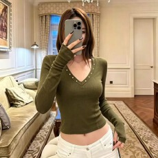 批发十三行2026秋新款韩版气质V领长袖T恤<b class='q'>女</b>修身显瘦铆钉短款上衣<b class='q'>女</b>