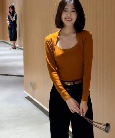 한 부서 미니멀리즘 주황색 u 칼라 긍정적 인 어깨 긴팔 티셔츠 여성 이른 가을 새로운 디자인 센스 몸매 가꾸기 슬림해 보이는 기본 셔츠 맨위