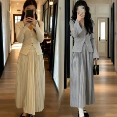 批发已出货 时尚V领坑条针织开衫上衣女小众百褶松紧腰长款<b class='q'>连衣裙</b>套装