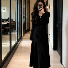 批发已出货 早秋巨好看V领坑条开衫上衣女百褶松紧腰长款<b class='q'>连衣裙</b>套装