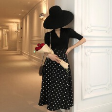 批发已出货 复古时髦深V领套头冰丝显瘦<b class='q'>针织</b>短袖上衣+波点A字长裙<b class='q'>套装</b>