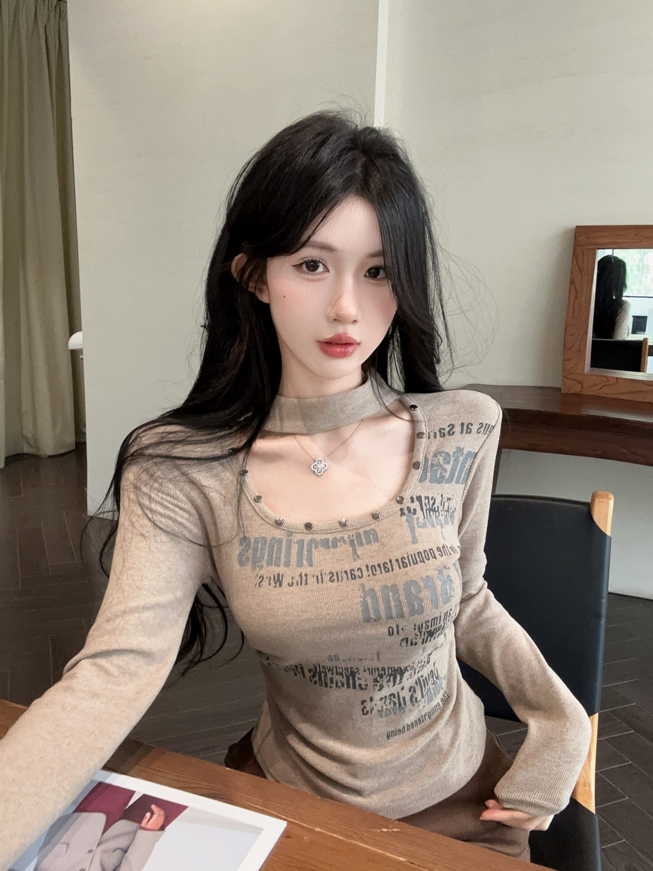 실사 정가 2026 봄 새로운 핫걸 광장 칼라 알파벳 프린트 징 티셔츠 슬림해 보이는 기본 셔츠 맨위