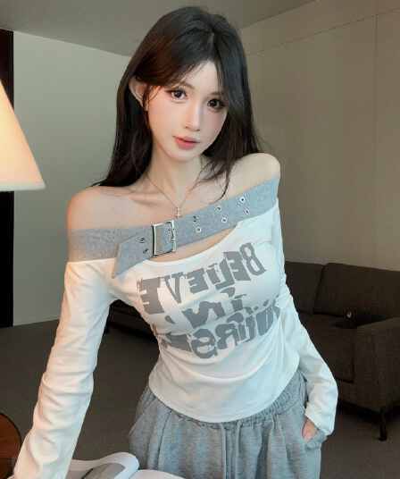 실사 정가 가을 새로운 디자인 센스 오프숄더 긴팔 알파벳 프린트 티셔츠 여성 몸매 가꾸기 슬림해 보이는 맨위