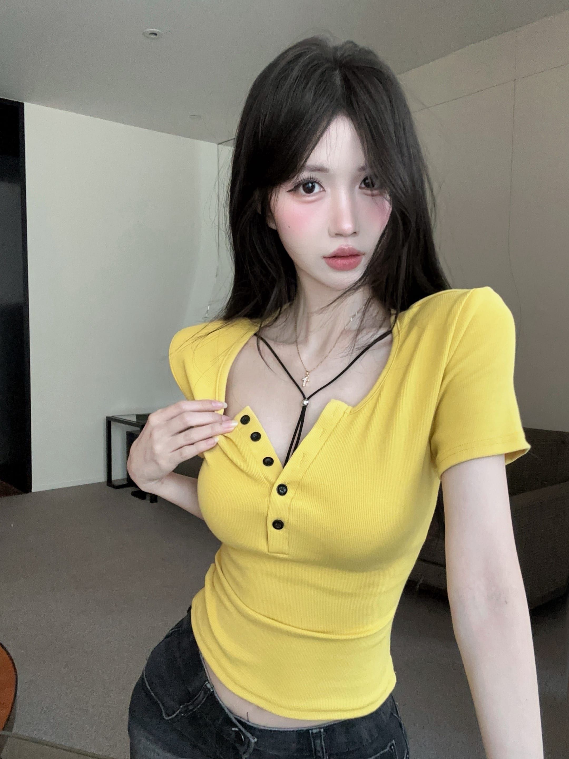 실사 정가 여름 새로운 레이스업 장식 어깨 패드 라운드 넥 버튼 반팔 티셔츠 여성 몸매 가꾸기 슬림해 보이는 맨위