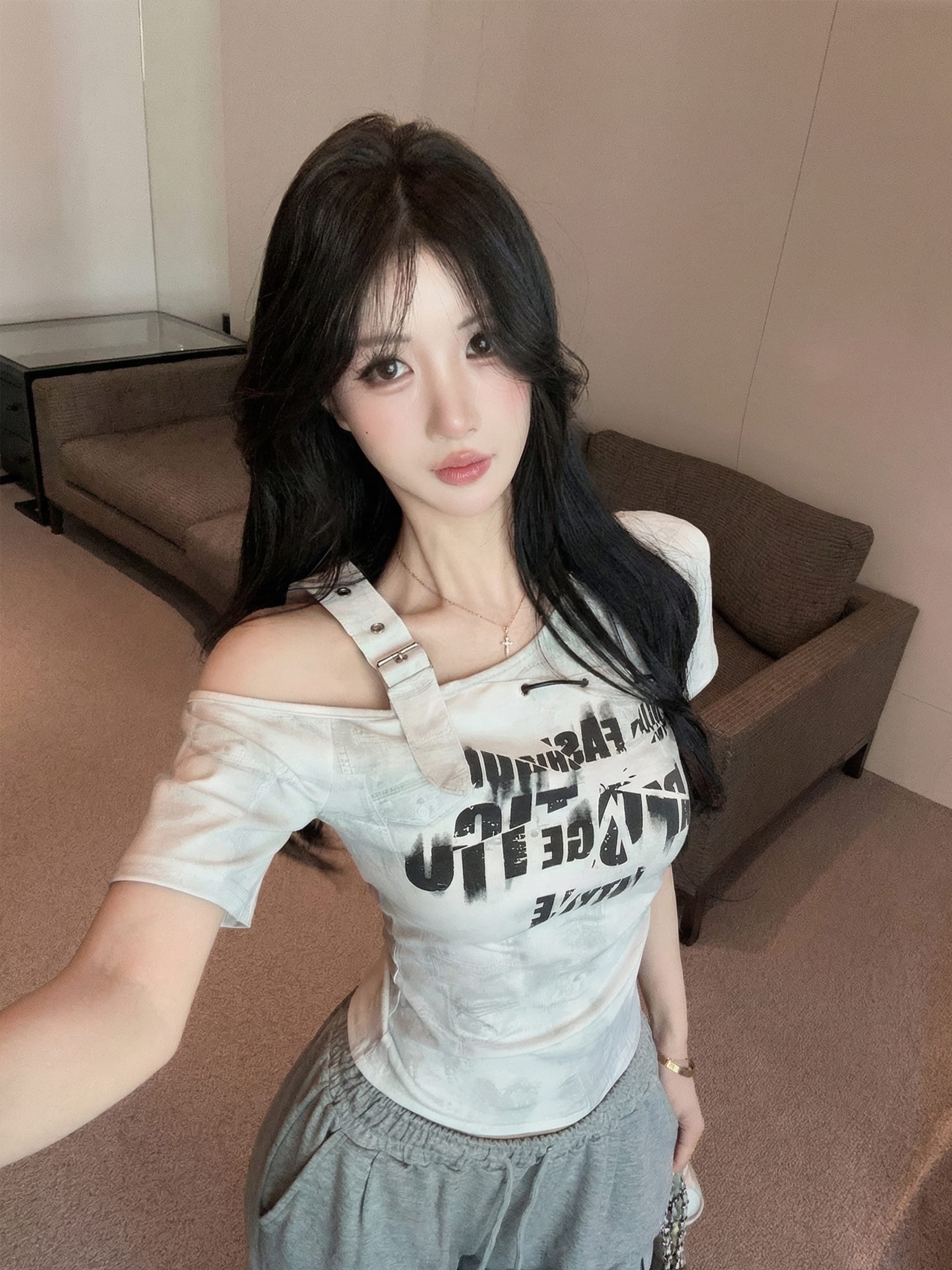 실사 정가 여름 새로운 디자인 센스 알파벳 프린트 오프숄더 비스듬한 칼라 반팔 티셔츠 여성 몸매 가꾸기 작은 대중 맨위