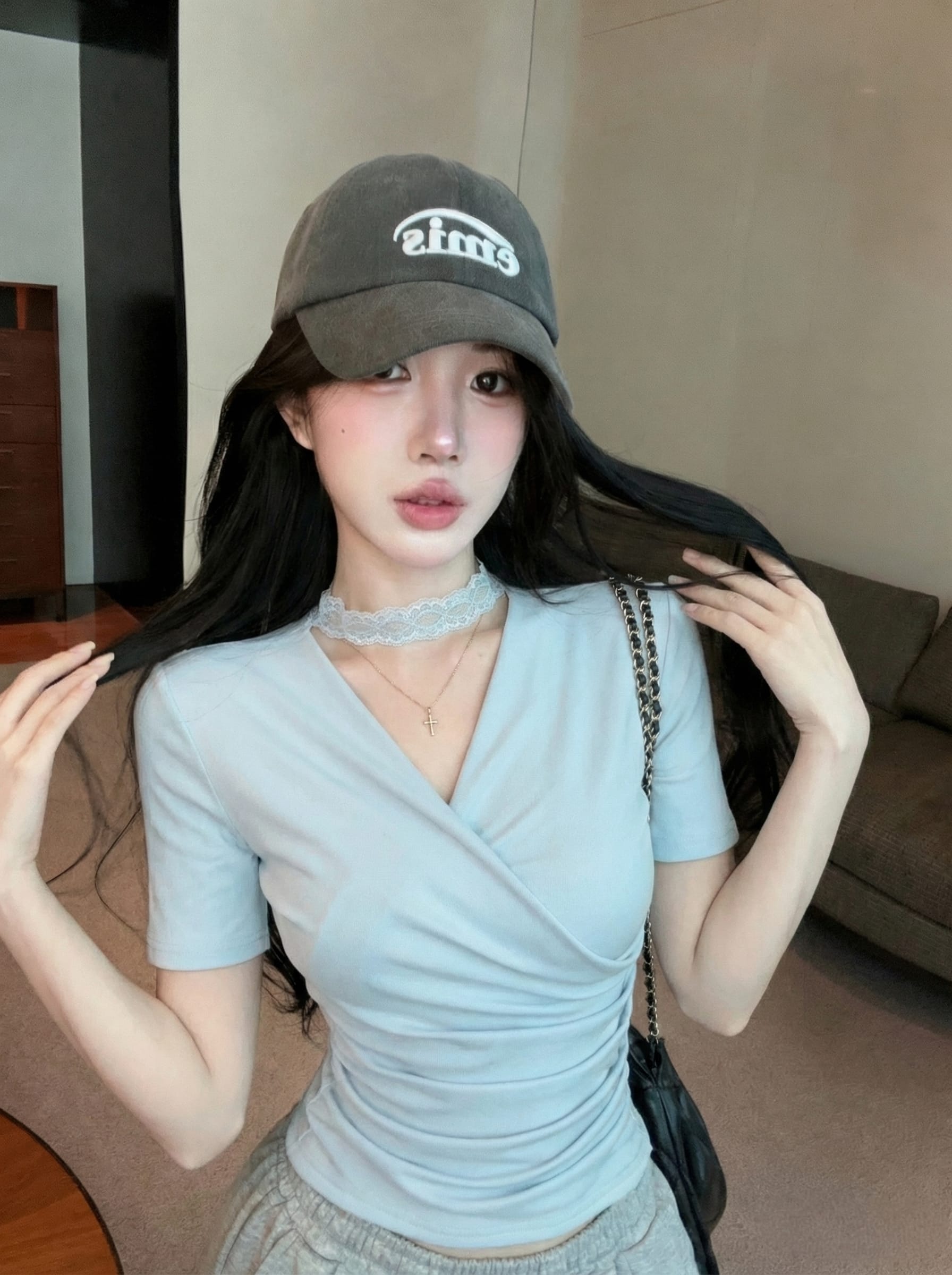 실사 정가 레이스 조각 디자인 센스 기본 셔츠 품격 V넥 반팔 단색 주름 티셔츠 여성 셔츠