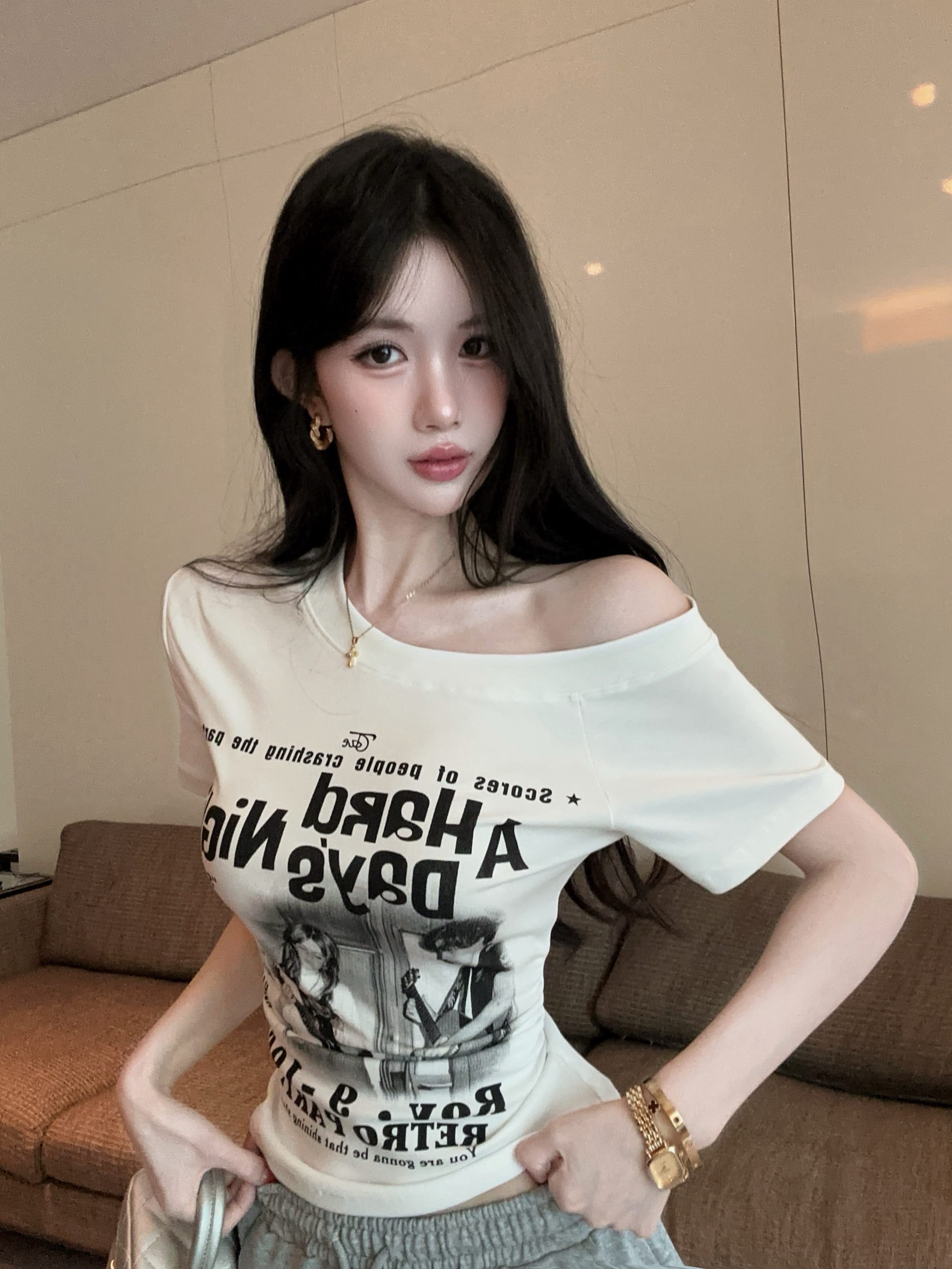 실사 정가 2026 여름 새로운 디자인 센스 오프숄더 비스듬한 칼라 티셔츠 반팔 여성 몸매 가꾸기 슬림해 보이는 맨위