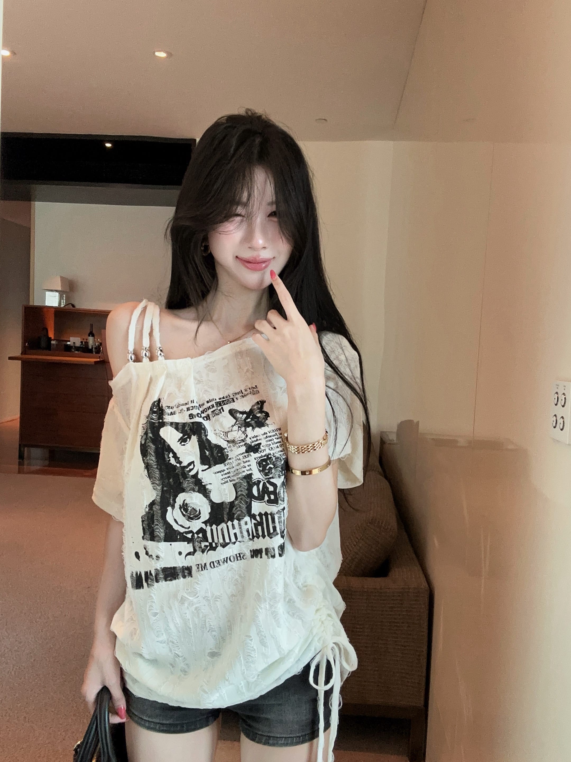 실사 정가 디자인 센스 비스듬한 어깨 슬립 반팔 티셔츠 아름다움 프린트 루즈핏 슬림해 보이는 맨위